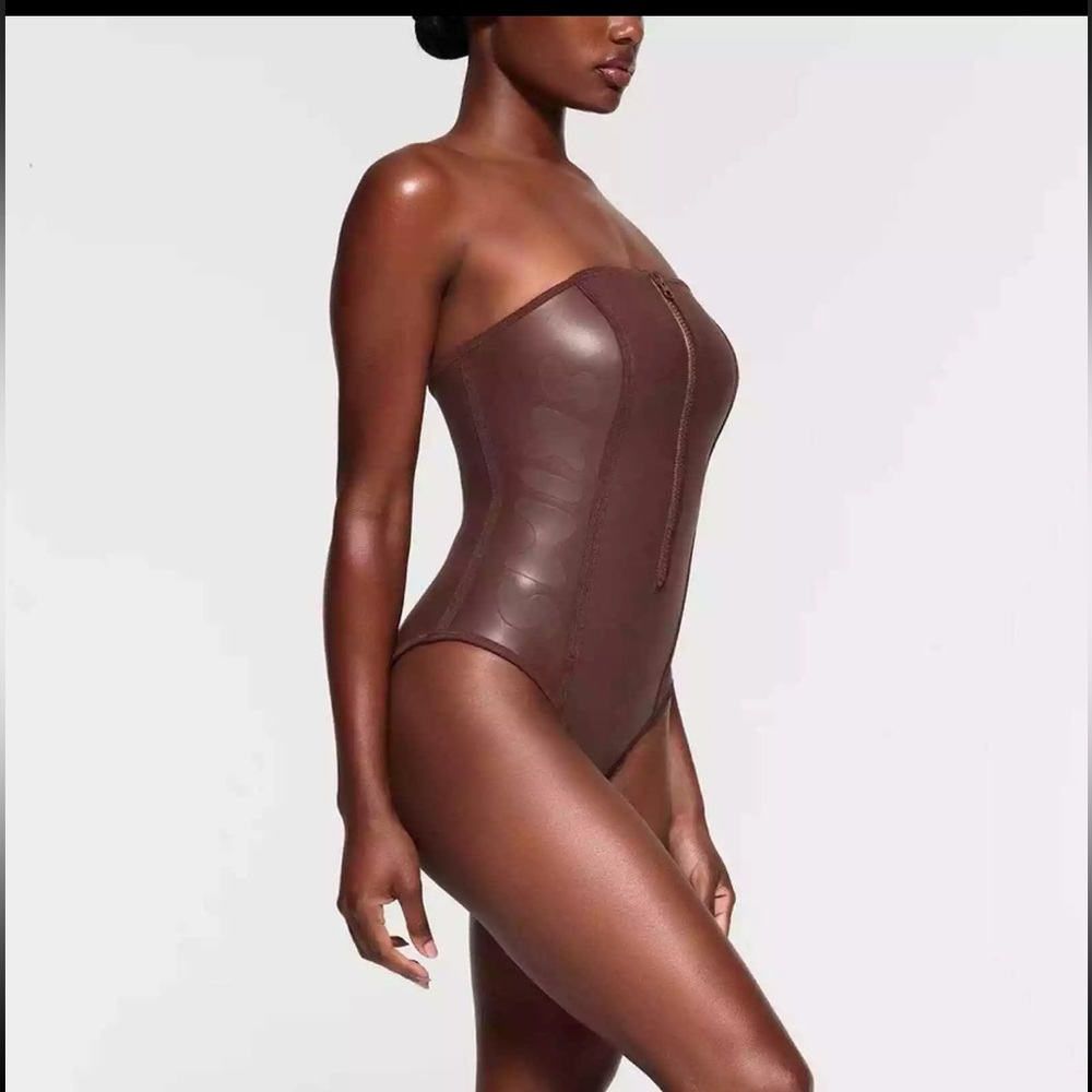 RUBBERIZED SCUBA SWIM
STRAPLESS ONE PIECE SIZE XL